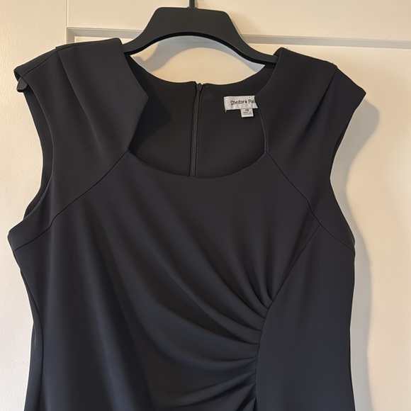 Capped sleeve little black dress - Picture 1 of 5